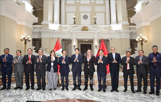 双方代表合影。 双方代表合影。