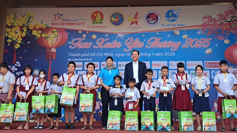 胡志明市旅游局同越南青年企业家协会——越南青年旅游俱乐及各单位配合向孤儿赠送春节礼物。