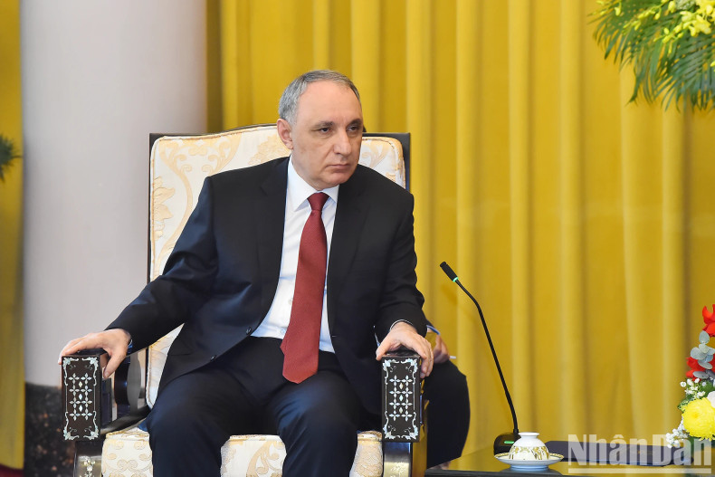 阿塞拜疆总检察长卡姆兰·阿利耶夫发表讲话。