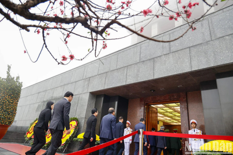 越南党和国家领导,前领导人前往胡志明主席陵瞻仰胡志明主席遗容。 越南党和国家领导,前领导人前往胡志明主席陵瞻仰胡志明主席遗容。