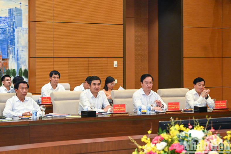 义安省委常委会领导与会。