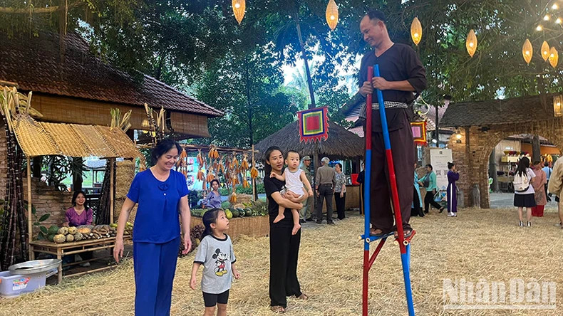 游客了解民间游戏。 游客了解民间游戏。