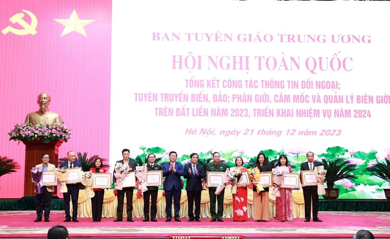 在2023年关于对外宣传、海洋岛屿、勘界立碑和陆地边界管理等信息工作中取得优秀成绩的集体、个人荣获奖状。(图片来源:越通社) 在2023年关于对外宣传、海洋岛屿、勘界立碑和陆地边界管理等信息工作中取得优秀成绩的集体、个人荣获奖状。(图片来源:越通社)