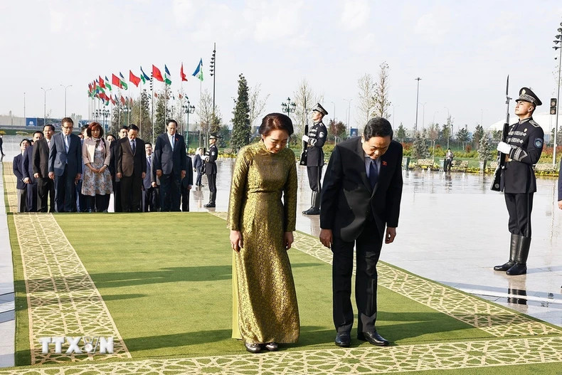 国会主席陈青敏和夫人在独立纪念碑献花。
