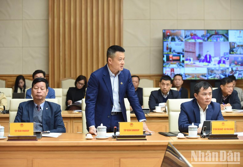 太阳集团代表在会议上发言。