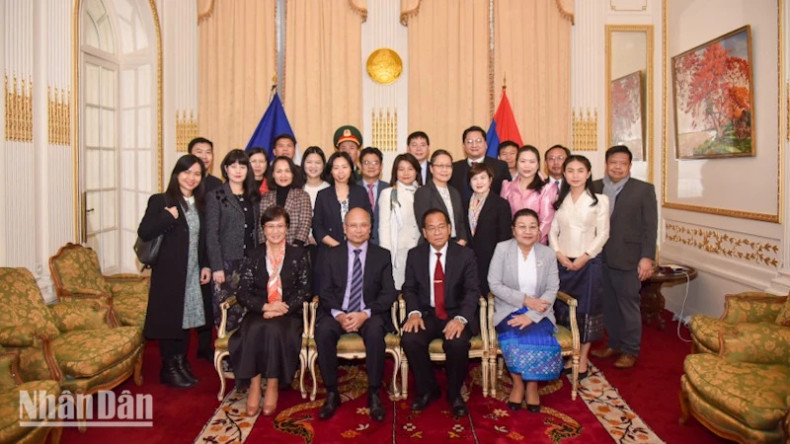 越南驻法国大使馆和代表机构代表团和老挝驻法国大使馆干部、人员合影。