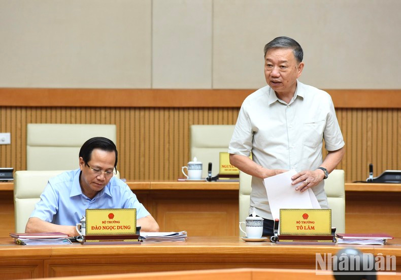 越南公安部部长苏林在会议上发表讲话。 越南公安部部长苏林在会议上发表讲话。