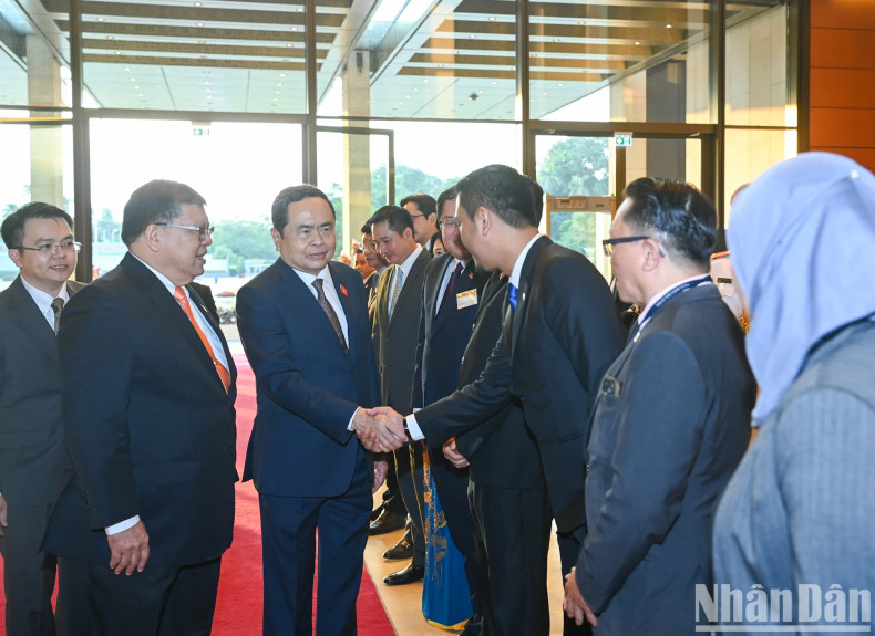 马来西亚国会下议院议长佐哈里·阿卜杜勒向国会主席陈青敏介绍参加欢迎仪式的马来西亚代表团。