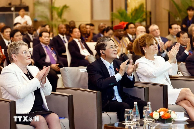 与会代表。 与会代表。