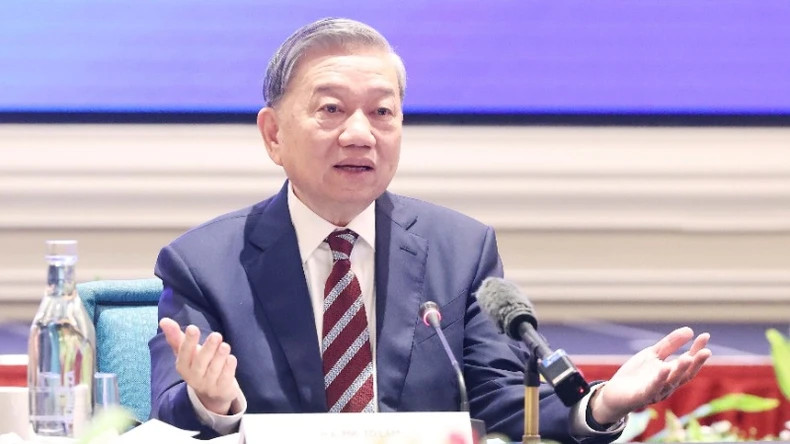苏林总书记在座谈会上发表讲话。 苏林总书记在座谈会上发表讲话。