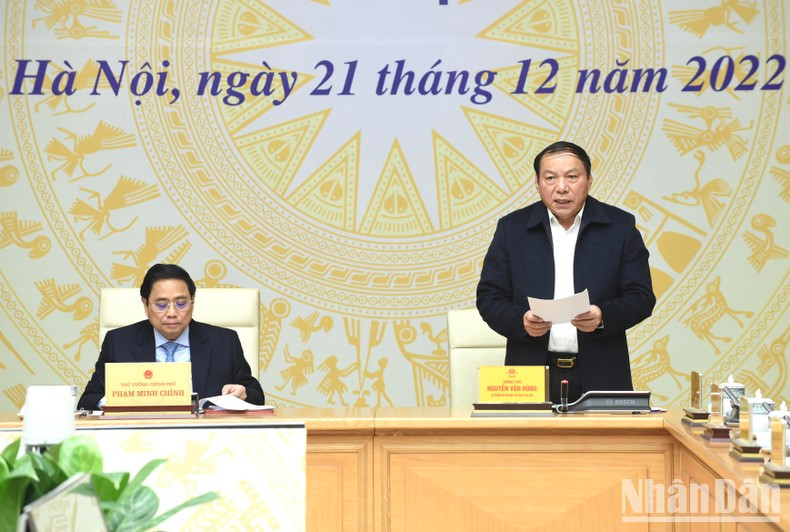 越南文化体育与旅游部部长阮文雄在会议上发言。