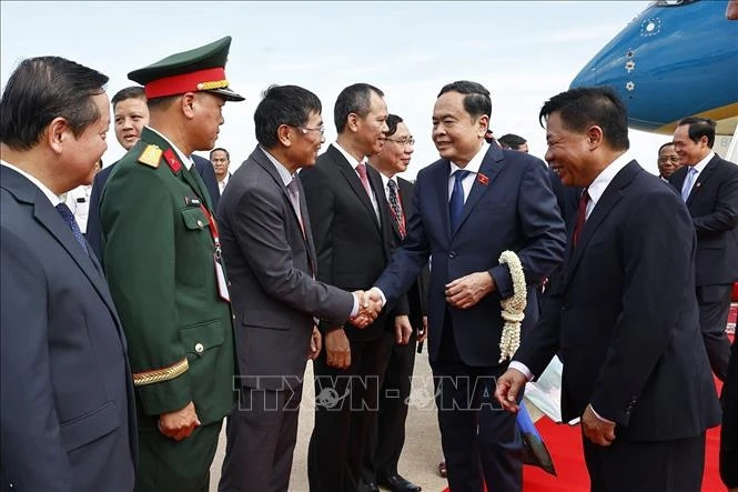 各位代表前往机场欢迎越南国会主席陈青敏。 各位代表前往机场欢迎越南国会主席陈青敏。
