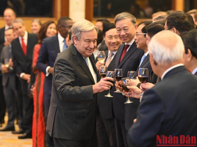 联合国秘书长安东尼奥·古特雷斯祝贺出席典礼的各位代表。 联合国秘书长安东尼奥·古特雷斯祝贺出席典礼的各位代表。
