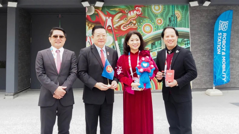 越南展览馆领导、越南驻大阪总领事和东盟秘书长在越南展览馆合影。 越南展览馆领导、越南驻大阪总领事和东盟秘书长在越南展览馆合影。