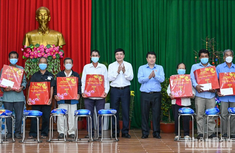 越南国会秘书长、国会办公厅主任裴文强,越南国家民族事务委员会主席衣青何聂克仁向优抚家庭、贫困户赠送春节礼物。 越南国会秘书长、国会办公厅主任裴文强,越南国家民族事务委员会主席衣青何聂克仁向优抚家庭、贫困户赠送春节礼物。