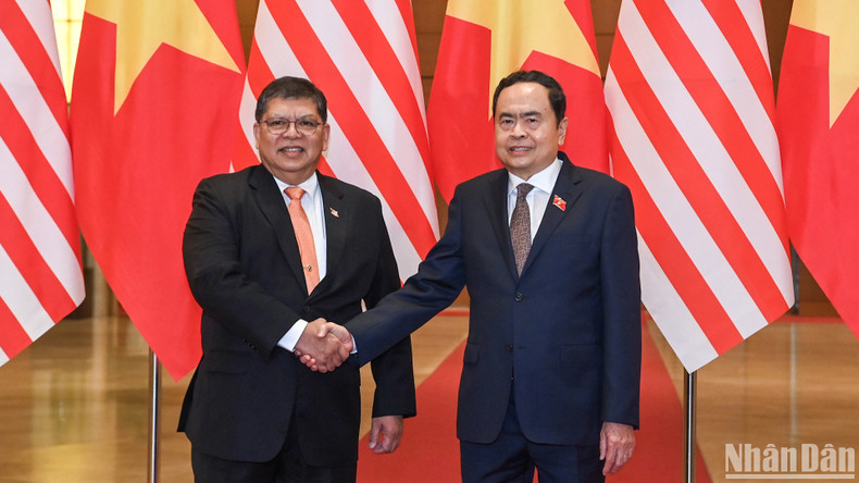 国会主席陈青敏和马来西亚国会下议院议长佐哈里·阿卜杜勒。