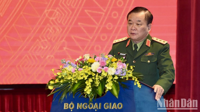 国防部副部长黄春战发言。