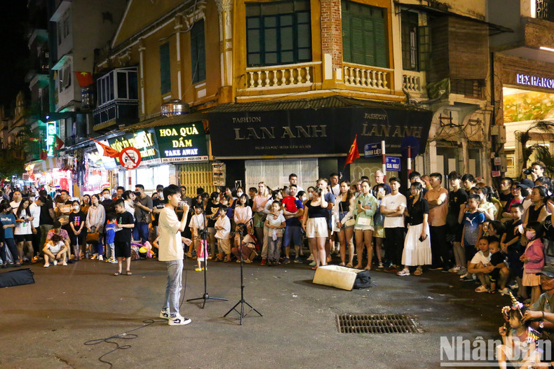 许多文艺活动在河内古街举行。 许多文艺活动在河内古街举行。
