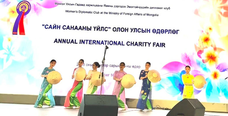 由以胡志明主席名字命名的14号学校学生演出的文艺节目。 由以胡志明主席名字命名的14号学校学生演出的文艺节目。