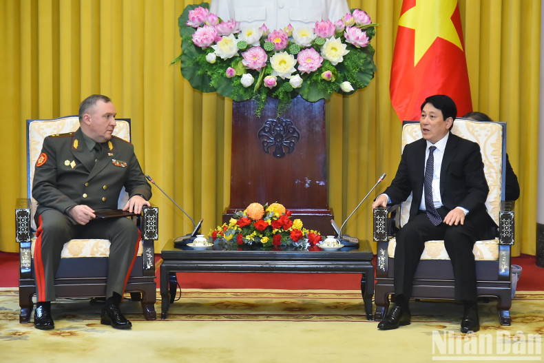 越南国家主席梁强和白俄罗斯共和国国防部长维克多·赫列宁中将。