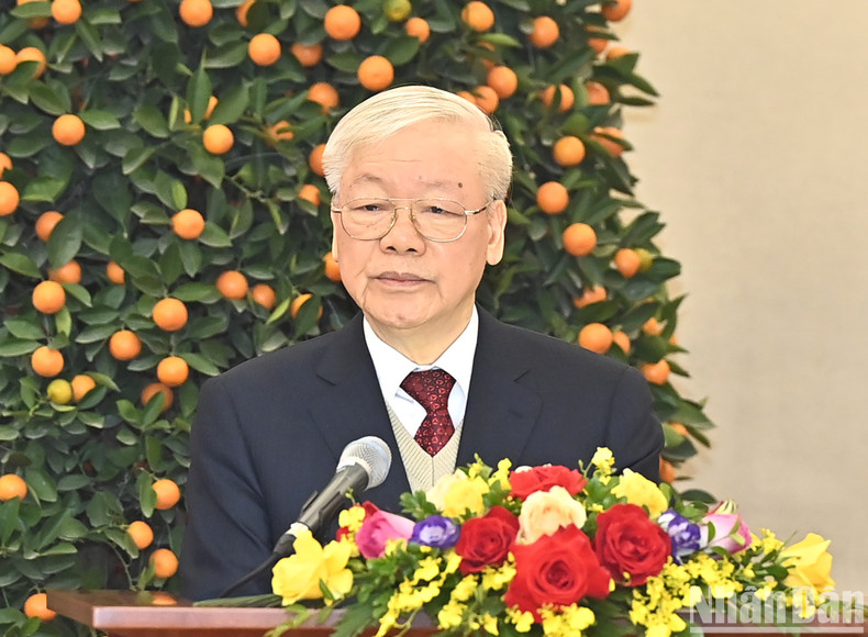越共中央总书记阮富仲向党和国家领导、前领导致以新年祝福。(登科 摄) 越共中央总书记阮富仲向党和国家领导、前领导致以新年祝福。(登科 摄)