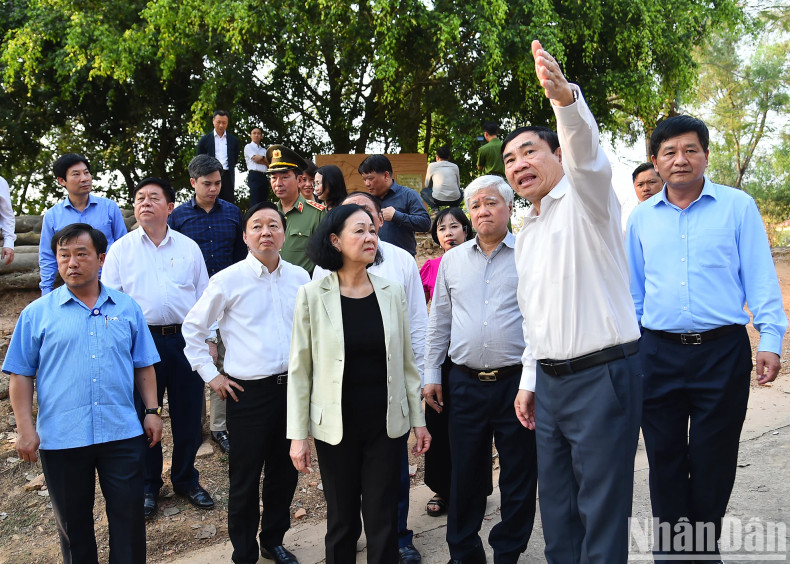 奠边省领导向张氏梅和各位代表介绍关于A1山丘历史遗迹的信息。 奠边省领导向张氏梅和各位代表介绍关于A1山丘历史遗迹的信息。