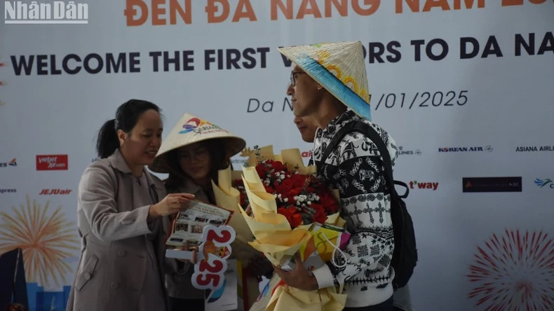 游客了解岘港美食护照和美食地图。 游客了解岘港美食护照和美食地图。