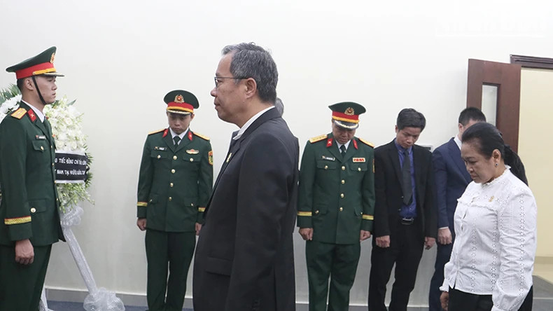 柬埔寨参议院副议长Thun Vathana吊唁原国家主席陈德良同志逝世。 柬埔寨参议院副议长Thun Vathana吊唁原国家主席陈德良同志逝世。