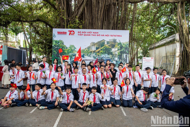 学生们在《人民报》社总部拍纪念照。