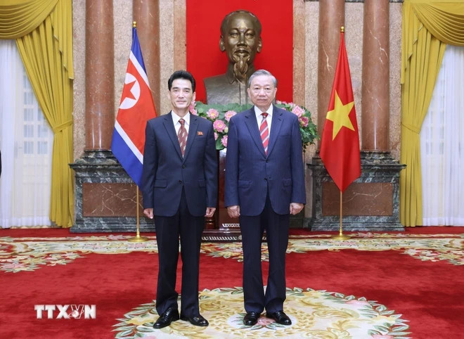 越共中央总书记、国家主席苏林会见朝鲜大使李成国。 越共中央总书记、国家主席苏林会见朝鲜大使李成国。