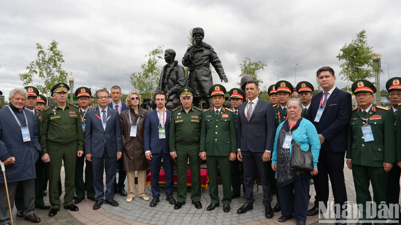 潘文江大将,参与首都莫斯科保卫战的越南国际志愿战士家属和各位代表。 潘文江大将,参与首都莫斯科保卫战的越南国际志愿战士家属和各位代表。