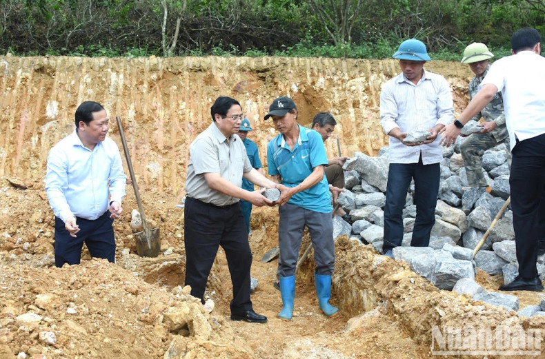 范明正总理参与为平省沱北县贫困家庭的房屋动工兴建仪式。