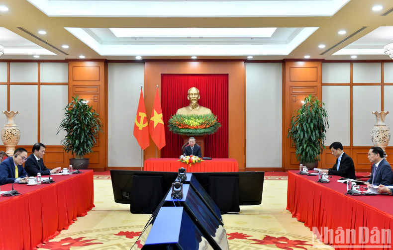 越共中央总书记苏林同老挝国家主席通伦·西苏里通电话。