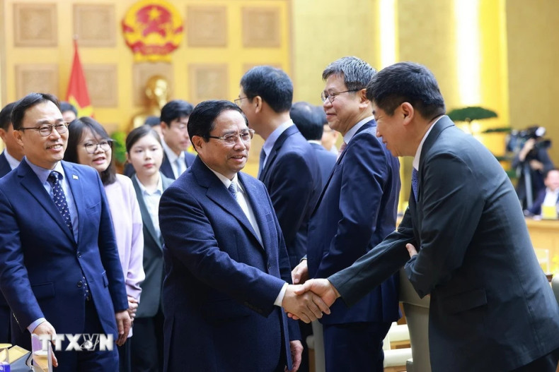 范明正总理和韩国企业代表。 范明正总理和韩国企业代表。