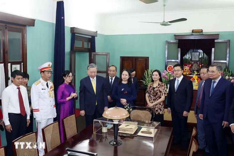 国家主席苏林和胡志明主席遗迹区干部人员。