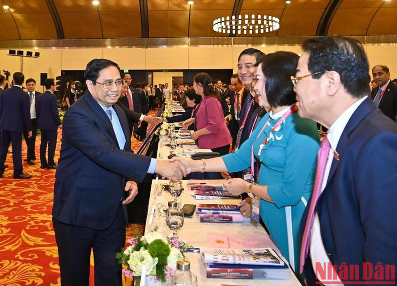 范明正总理和各位代表。 范明正总理和各位代表。