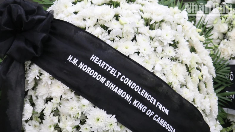柬埔寨国王诺罗敦·西哈莫尼向原国家主席陈德良致送花圈。 柬埔寨国王诺罗敦·西哈莫尼向原国家主席陈德良致送花圈。