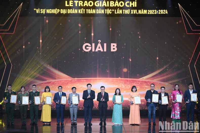 越共中央委员、中央民运部部长梅文正；越共中央委员、中央宣教部副部长、越南新闻工作者协会主席黎国明颁发B等奖。