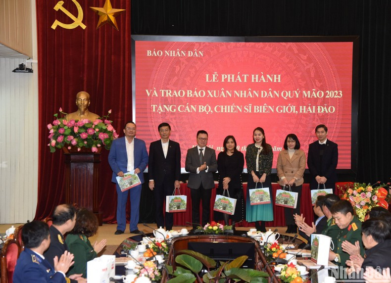 《人民报》社总编辑黎国明向资助单位赠送纪念品。 《人民报》社总编辑黎国明向资助单位赠送纪念品。