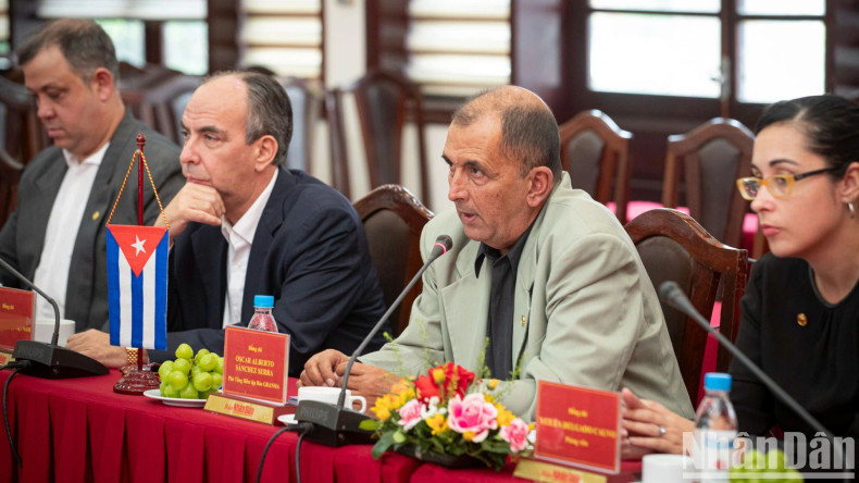 《格拉玛报》副总编奥斯卡·阿尔贝托·桑切斯·塞拉发表讲话。