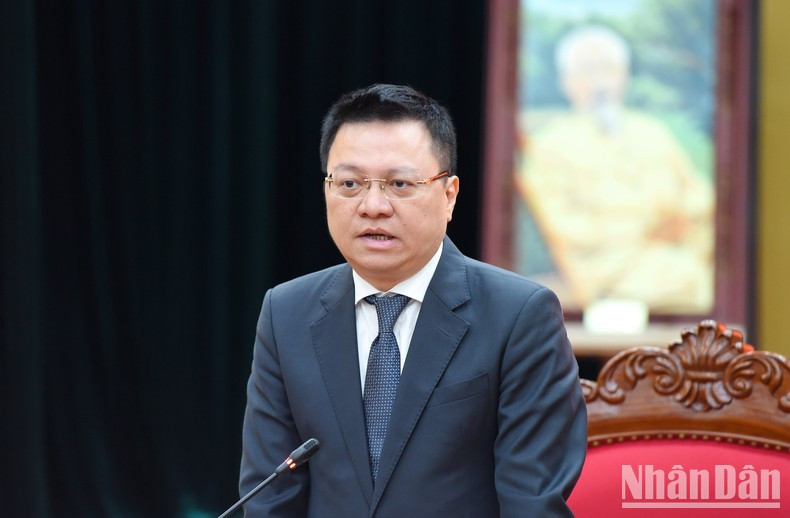 《人民报》社总编辑黎国明在会议上发言。 《人民报》社总编辑黎国明在会议上发言。