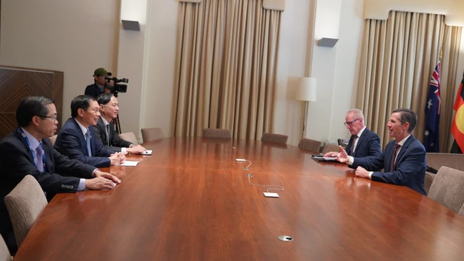 越南外交部长裴青山会见了澳反对党外交事务负责人西蒙·伯明翰。(图片来源:越通社) 越南外交部长裴青山会见了澳反对党外交事务负责人西蒙·伯明翰。(图片来源:越通社)