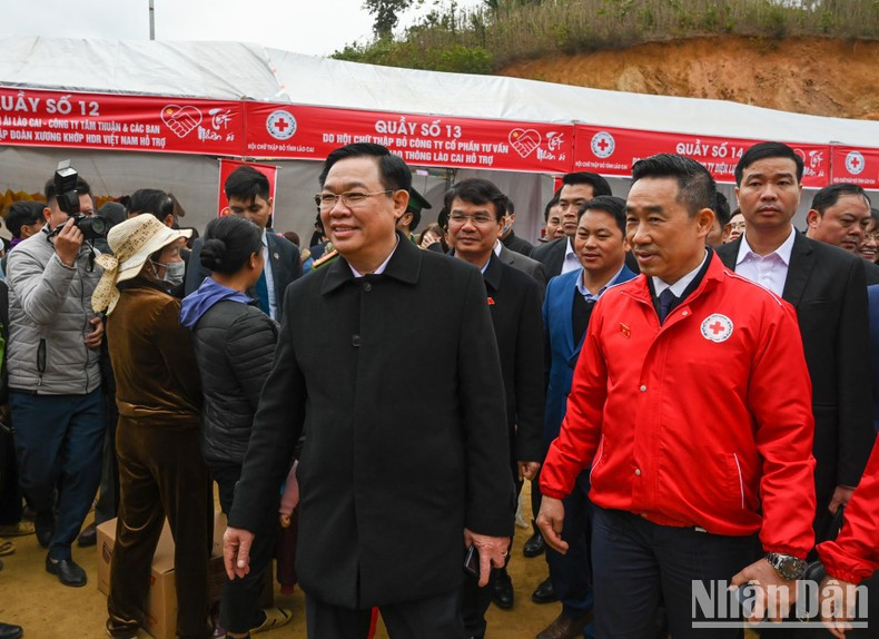 国会主席王廷惠一行赴老街省坝洒县郑蔷乡出席“仁爱春节”活动。 国会主席王廷惠一行赴老街省坝洒县郑蔷乡出席“仁爱春节”活动。