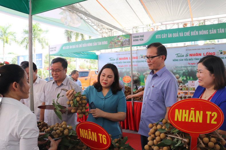 各位代表参观、购买兴安龙眼。