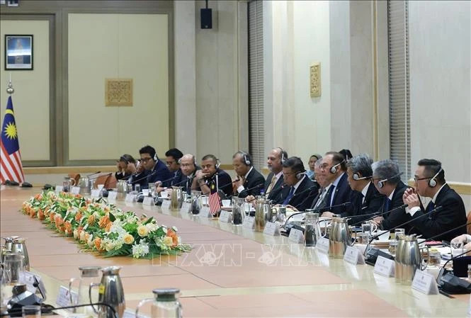 安瓦尔•易卜拉欣总理和马来西亚代表团成员出席会谈。