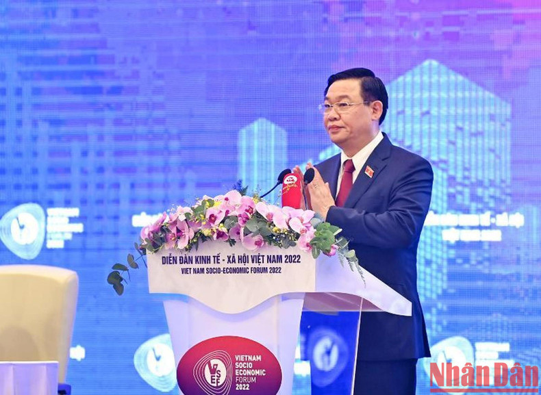 国会主席王廷惠致开幕词。 国会主席王廷惠致开幕词。