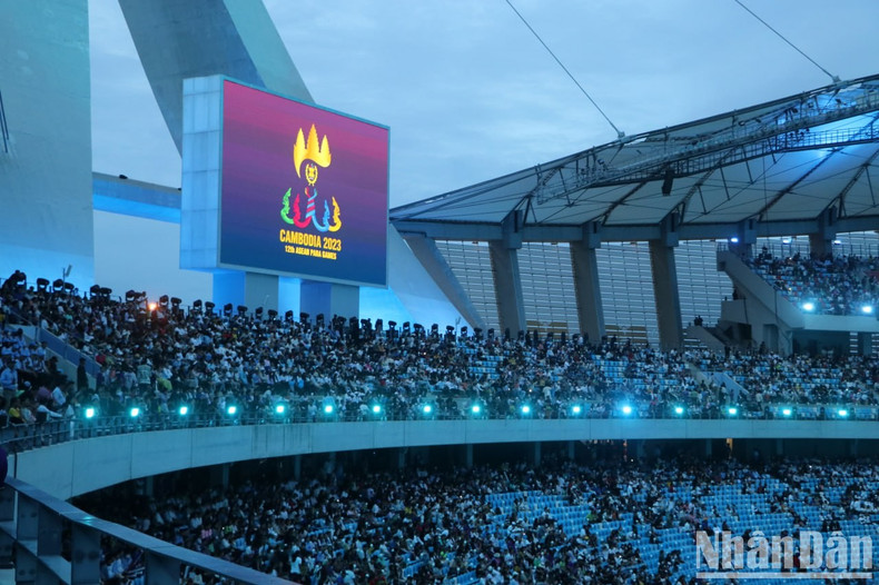 体育场看台座无虚席。