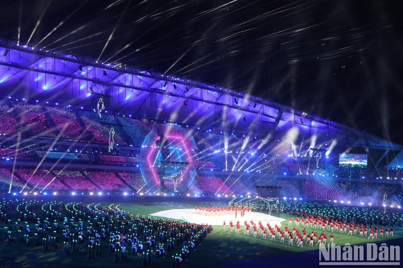 灯光照亮了柬埔寨金边Morodok Techo国家体育场。