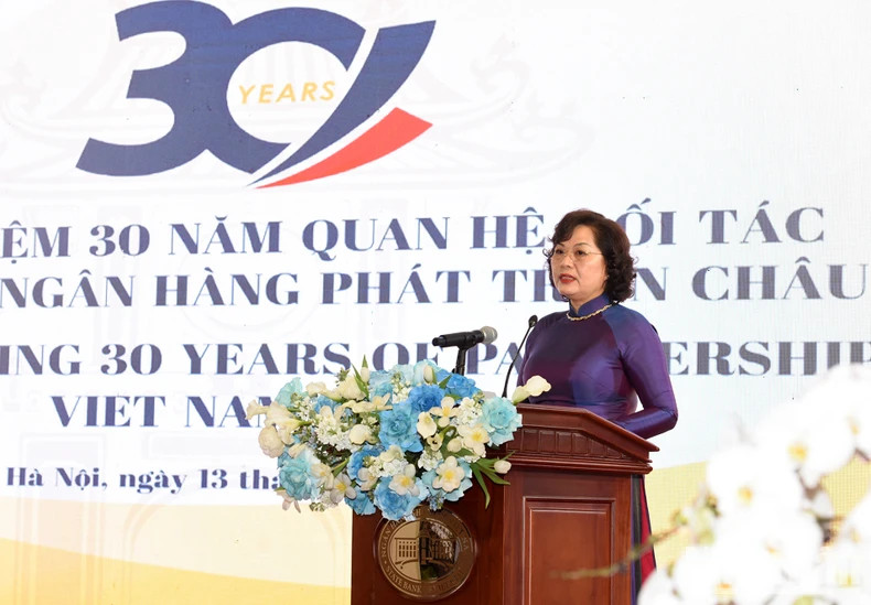 越南国家银行行长阮氏红女士发表讲话。 越南国家银行行长阮氏红女士发表讲话。