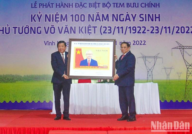 范明正总理出席纪念武文杰总理诞辰100周年特种纪念邮票发行仪式。